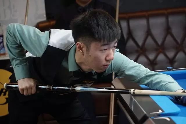 两人再次联 两人再次联